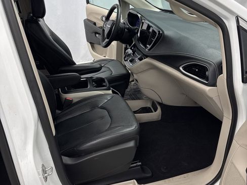 Used 2022 Chrysler Pacifica Touring-L image 27