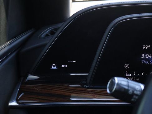 Used 2022 Cadillac Escalade Luxury w/ LPO, Floor Liner Package AWD/4WD image 32