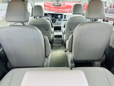 Used 2016 Toyota Sienna XLE Premium image 28
