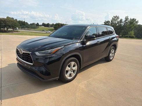 Used 2021 Toyota Highlander L FWD image 3