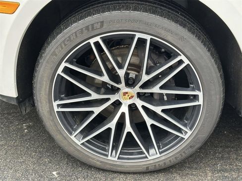 Used 2025 Porsche Macan image 11