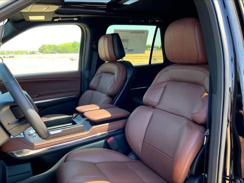 New 2026 Lincoln Navigator Reserve AWD/4WD image 9