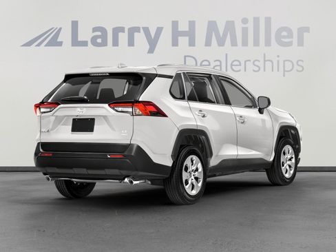 Used 2020 Toyota RAV4 LE FWD image 2