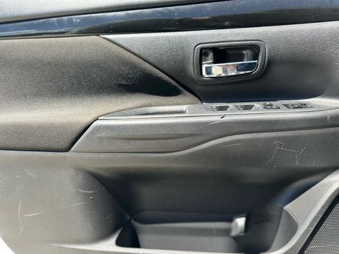 Used 2017 Mitsubishi Outlander SE AWD/4WD image 13