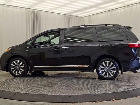 Certified 2020 Toyota Sienna XLE image 2