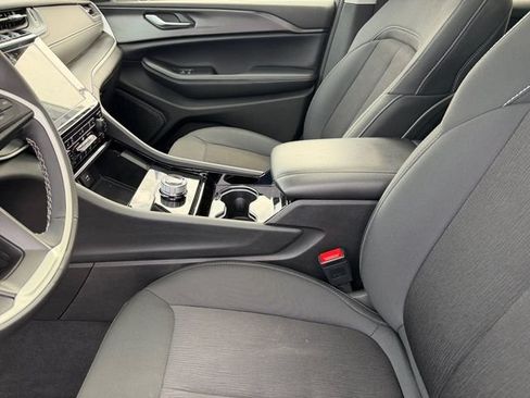 Certified 2023 Jeep Grand Cherokee Laredo w/ Luxury Tech Group I AWD/4WD image 21