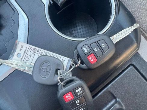 Used 2014 Toyota Camry LE image 30