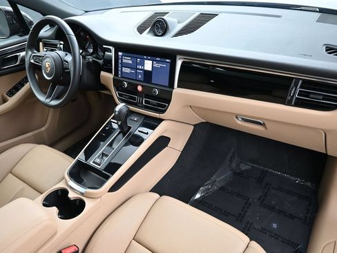 Certified 2025 Porsche Macan AWD/4WD image 32