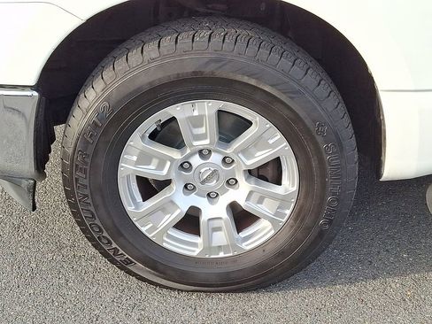 Used 2018 Nissan Titan SV image 9