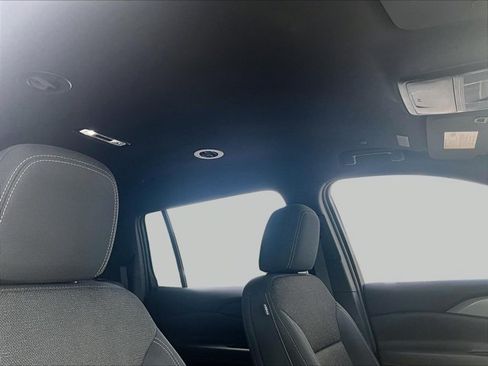 Used 2025 Chevrolet Traverse LT FWD image 17