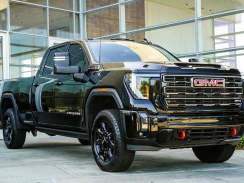 Used 2024 GMC Sierra 2500 AT4 w/ AT4 Premium Plus Package AWD/4WD image 4