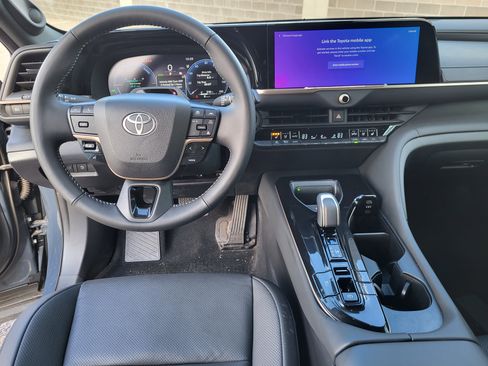 Certified 2025 Toyota Crown Limited w/ Advanced Technology Package image 18