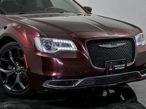 Used 2019 Chrysler 300 Touring RWD image 2