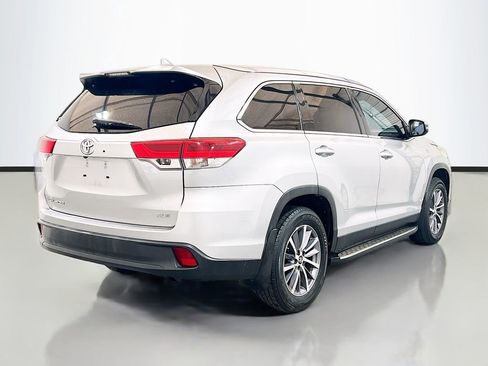 Used 2019 Toyota Highlander XLE FWD image 4