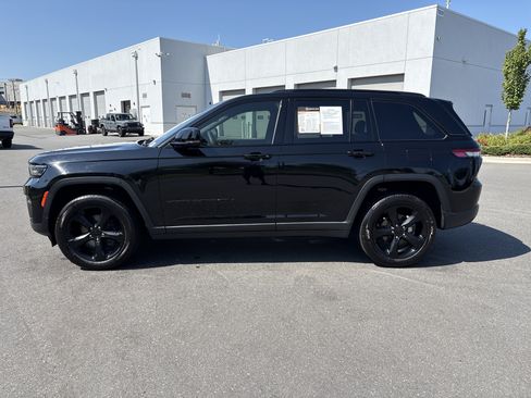 Used 2023 Jeep Grand Cherokee Altitude RWD image 6