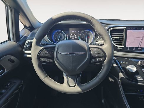 Used 2024 Chrysler Pacifica Limited w/ Uconnect Theater Family Group image 11