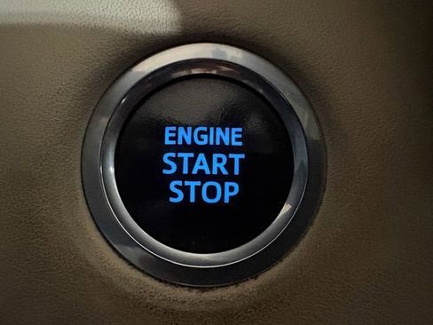 Used 2020 Toyota Highlander XLE image 19