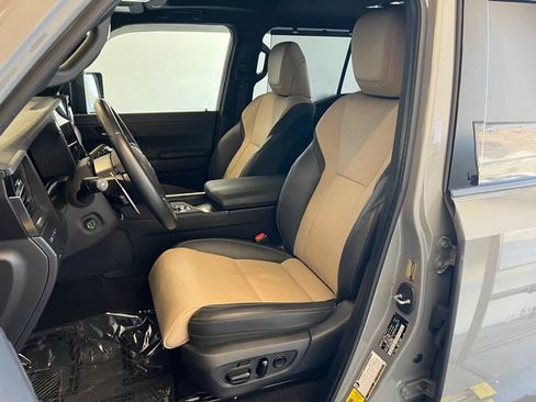 Used 2025 Lexus GX 550 w/ Accessory Package (32) AWD/4WD image 38
