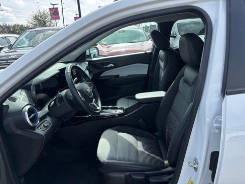 Used 2025 Chevrolet Trax LT w/ LT Convenience Package FWD image 25