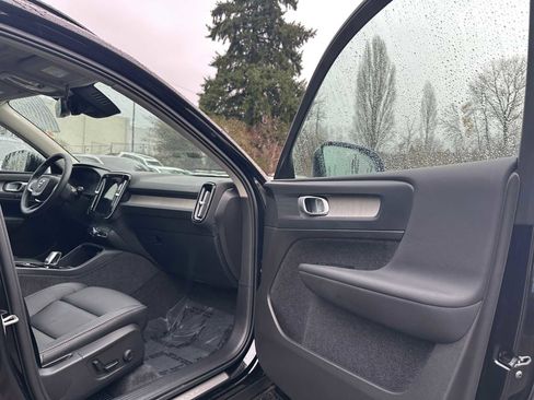 Used 2025 Volvo XC40 B5 Plus w/ Protection Package Premier image 11