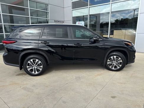 Used 2023 Toyota Highlander XLE AWD/4WD image 8