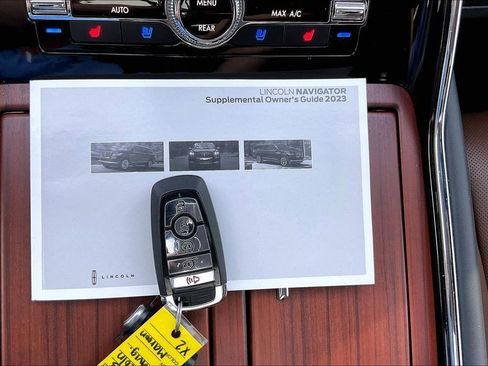 Used 2023 Lincoln Navigator Reserve image 10