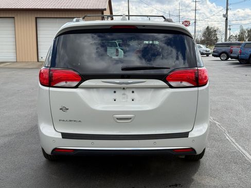 Used 2017 Chrysler Pacifica Touring-L Plus image 7