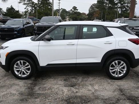 Used 2023 Chevrolet TrailBlazer LS image 2