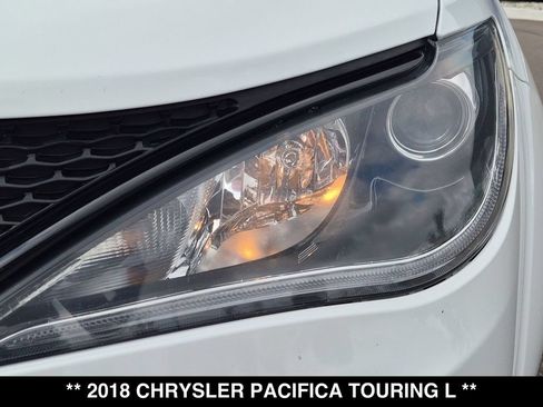 Used 2018 Chrysler Pacifica Touring-L w/ Premium Audio Group FWD image 16