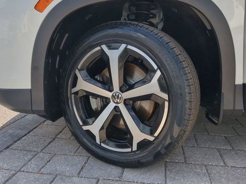 Certified 2025 Volkswagen Tiguan SE AWD/4WD image 32