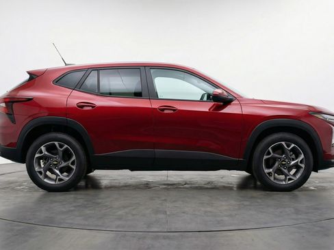 Used 2025 Chevrolet Trax LT w/ LT Convenience Package FWD image 11