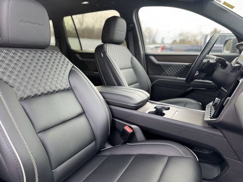 Used 2024 GMC Acadia Denali image 12