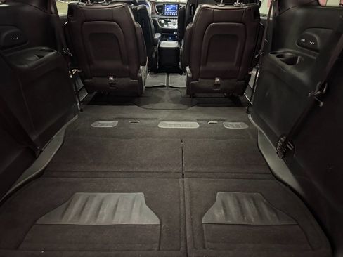 Used 2020 Chrysler Pacifica Limited image 26