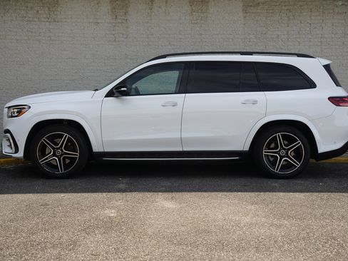 Used 2024 Mercedes-Benz GLS 450 4MATIC w/ AMG Line Exterior image 3