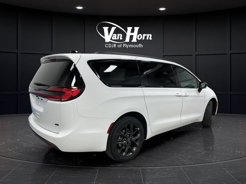 New 2026 Chrysler Pacifica Select AWD/4WD image 7