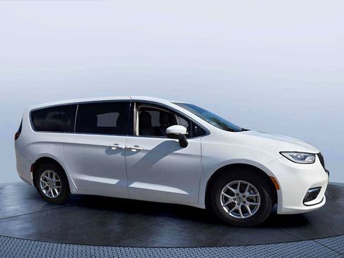 Used 2023 Chrysler Pacifica Touring-L FWD image 1