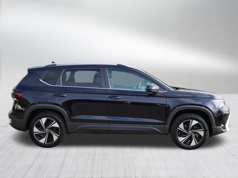 Certified 2025 Volkswagen Taos SE w/ Panoramic Sunroof Package AWD/4WD image 8