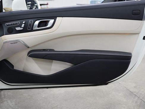 Used 2016 Mercedes-Benz SL 550 w/ Driver Assistance Package image 16