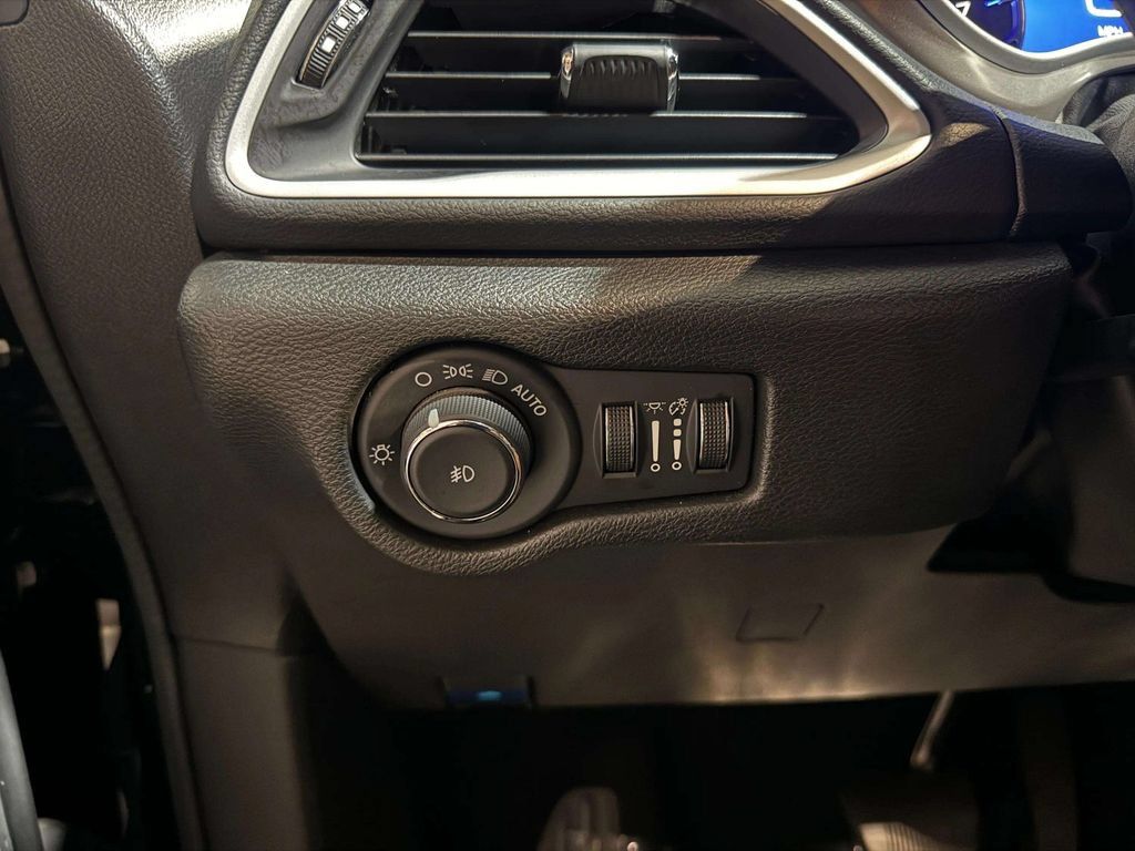 Used 2025 Chrysler Pacifica Select FWD image 16