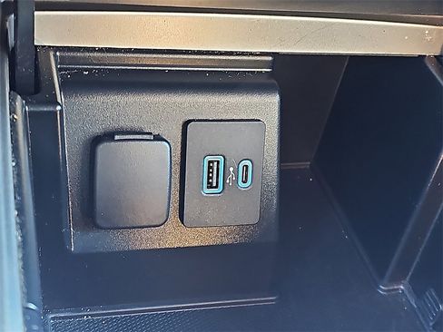 Used 2020 Ford Explorer XLT w/ Equipment Group 202A image 25