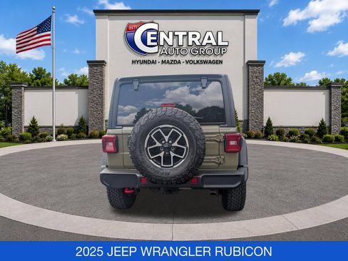 Used 2025 Jeep Wrangler Unlimited Rubicon AWD/4WD image 7
