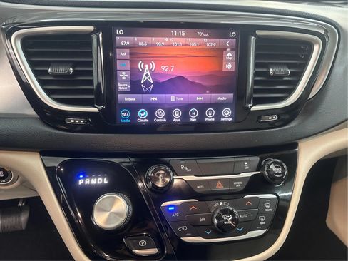 Used 2020 Chrysler Pacifica Touring-L FWD image 19