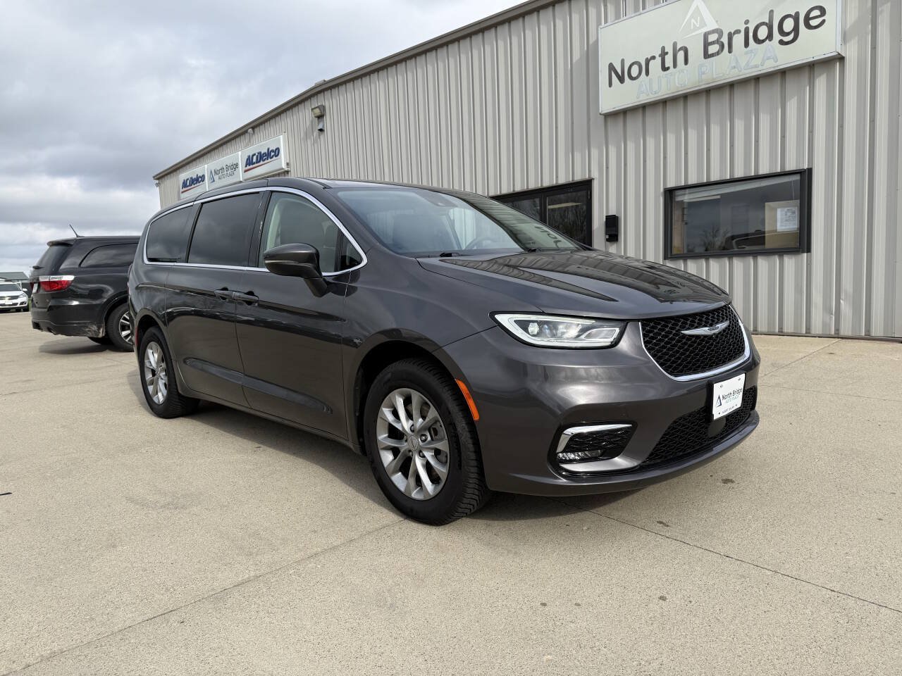 Used 2023 Chrysler Pacifica Touring-L AWD/4WD image 1