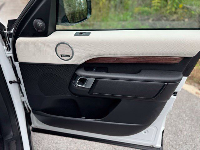 Used 2024 Land Rover Discovery Dynamic SE AWD/4WD image 18