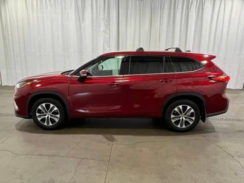 Used 2022 Toyota Highlander XLE AWD/4WD image 7