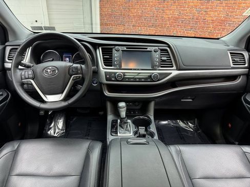 Used 2019 Toyota Highlander AWD V6 image 12