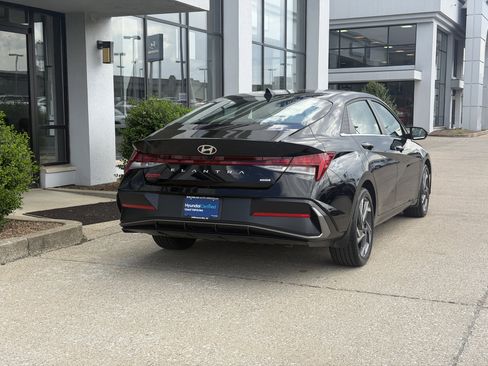 Certified 2025 Hyundai Elantra Limited FWD image 5