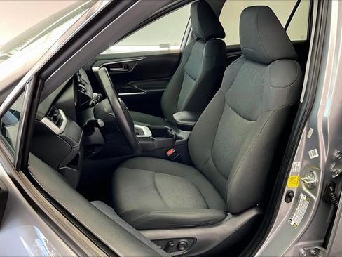 Used 2022 Toyota RAV4 XLE image 18
