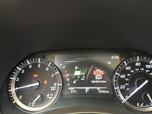 Used 2020 Toyota Highlander XLE image 19