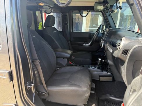 Used 2017 Jeep Wrangler Unlimited Rubicon w/ Connectivity Group AWD/4WD image 12